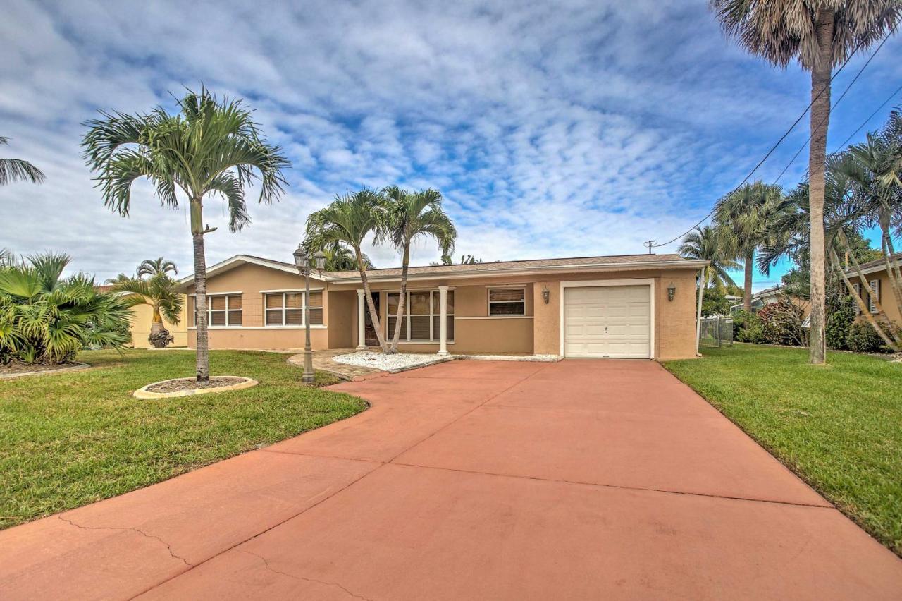 Tropical Cape Coral Home With Private Dock On Canal! Exterior photo